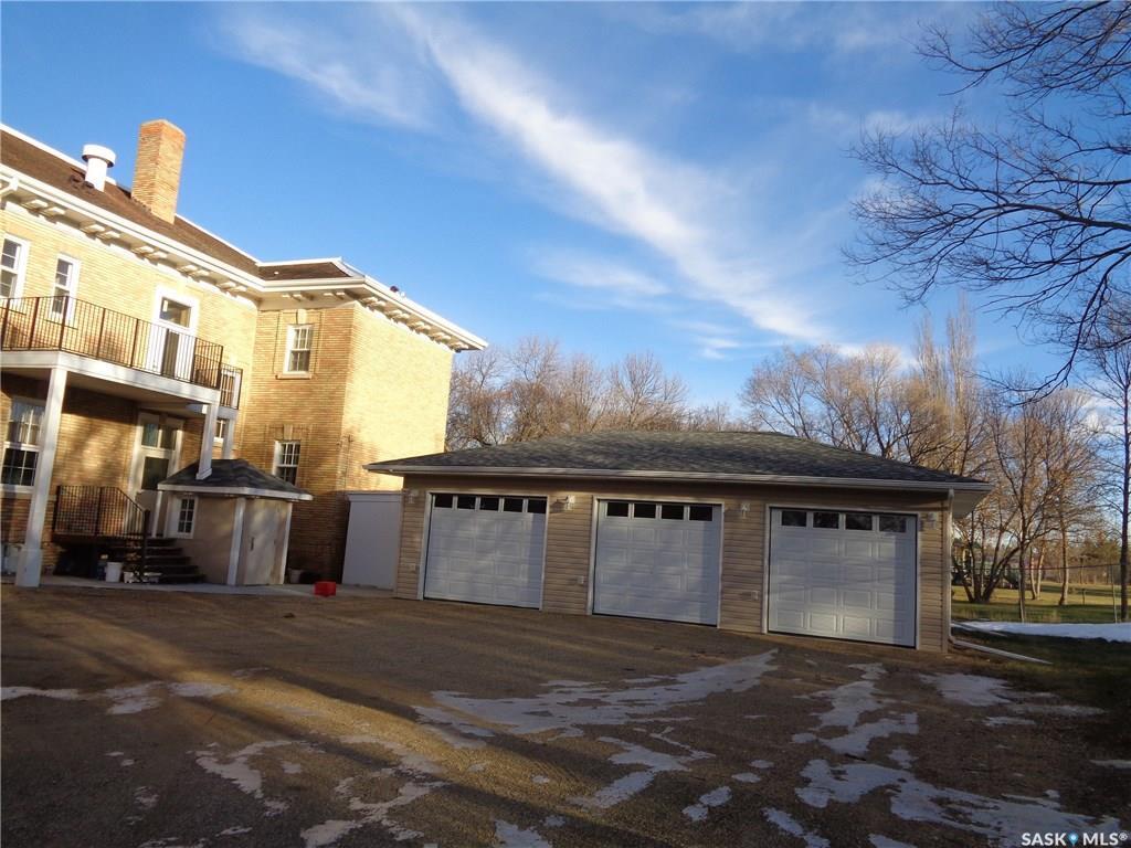 Property Photo: 700 Centre Street 3 SK S0H 0B0