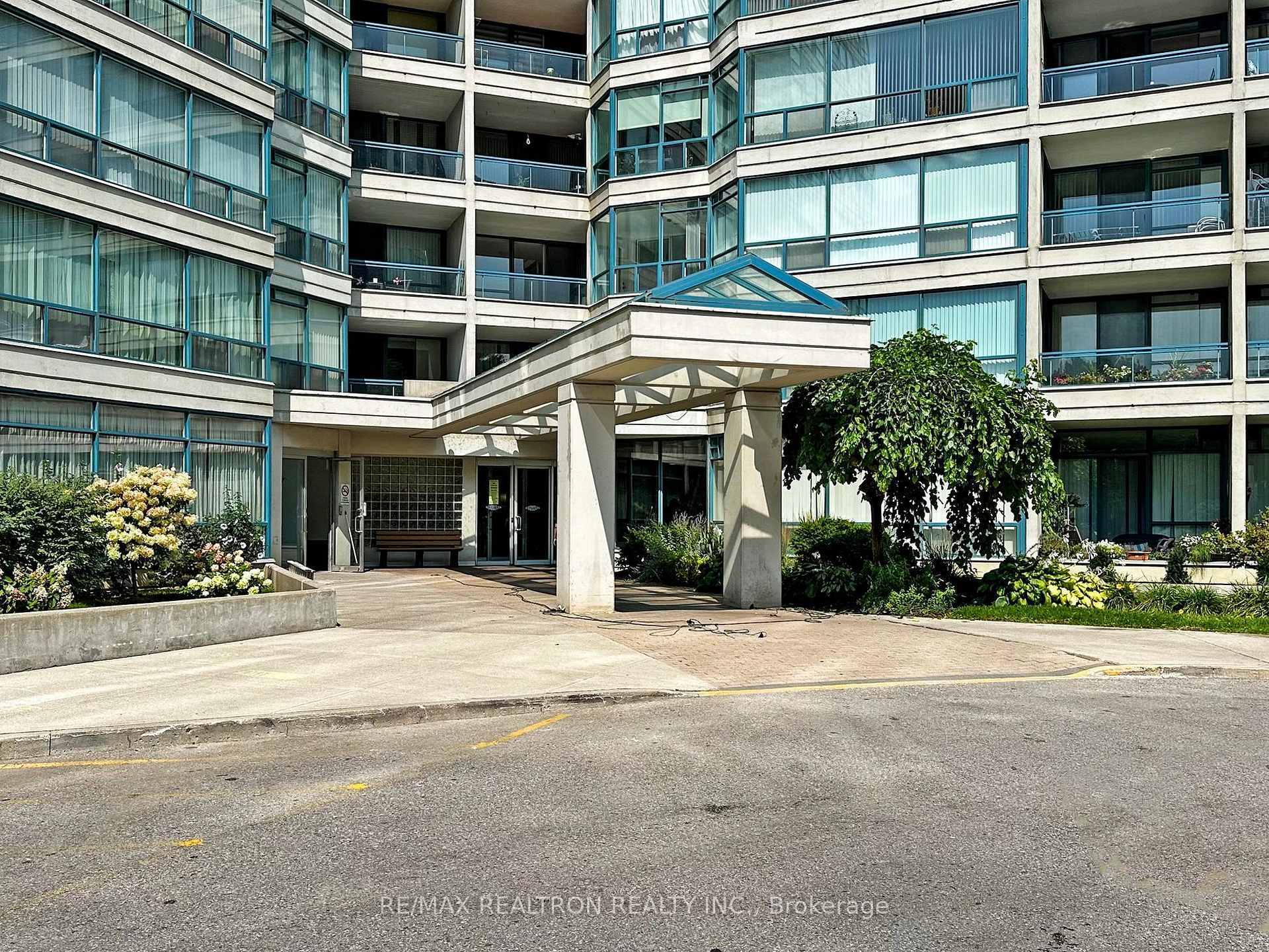Property Photo: 4725 Sheppard Avenue E 1802 ON M1S 5B2