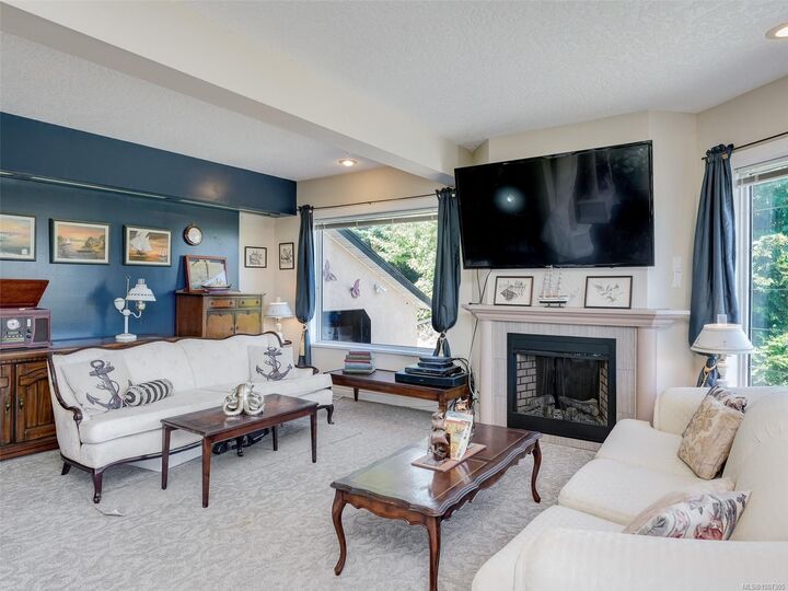 Photo de la propriété: 8626 Lochside Dr BC V8L 1M7