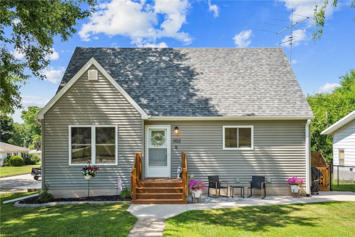 Property Photo: 1102 E 2nd Street IA 52205