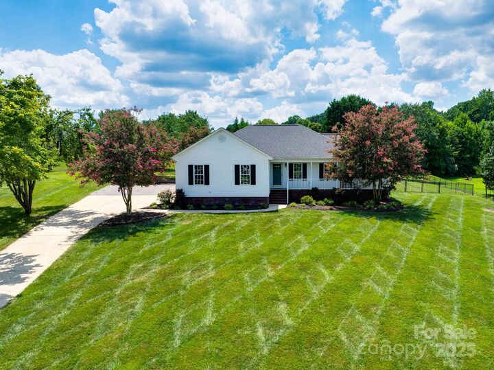 Property Photo: 1526 Lauren Alexis Court NC 28034