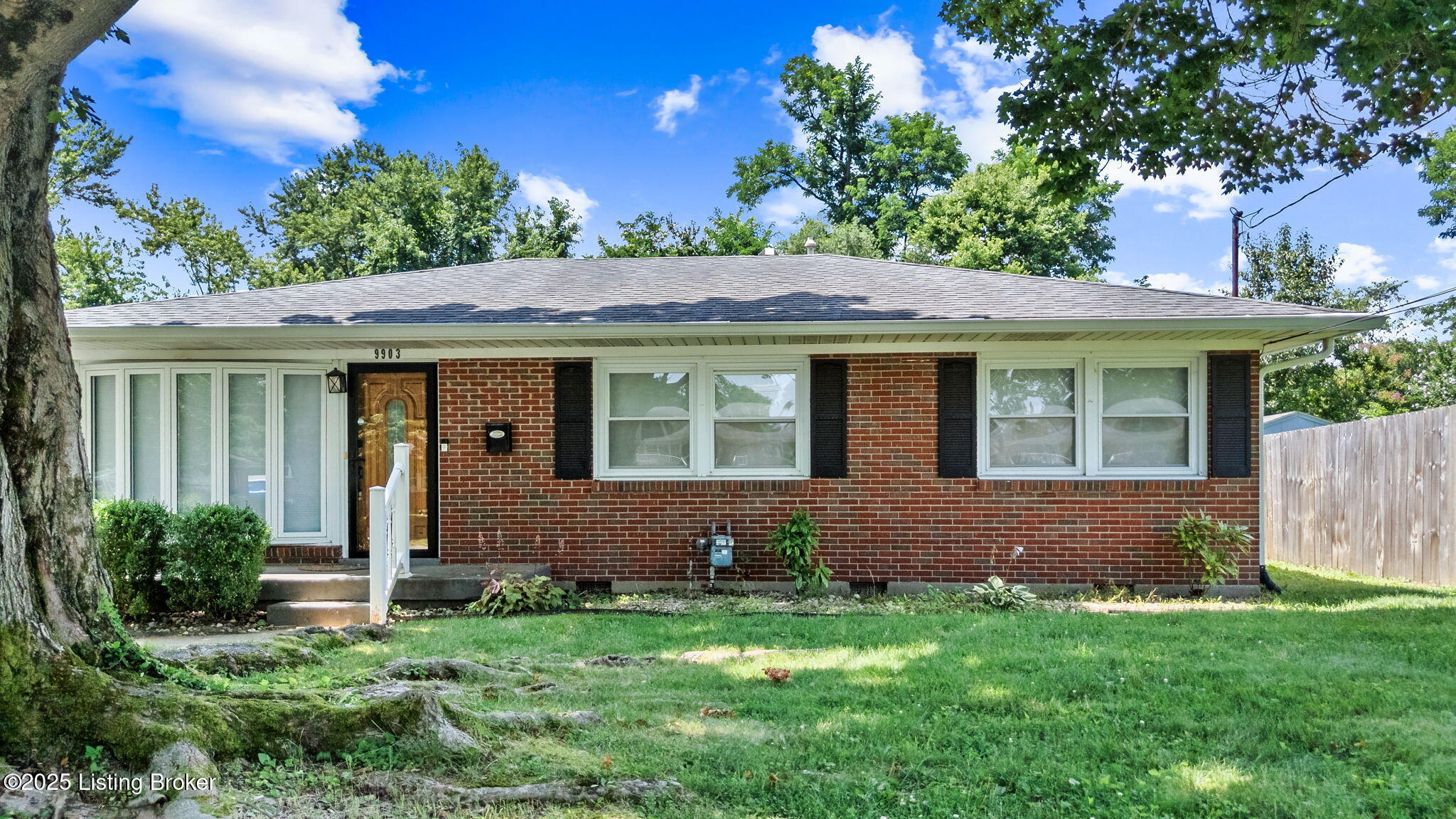 Property Photo: 9903 East Ave KY 40272