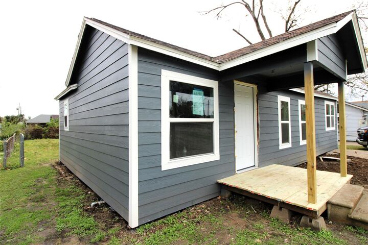 Property Photo:  207 E Bernard Street  TX 77531 