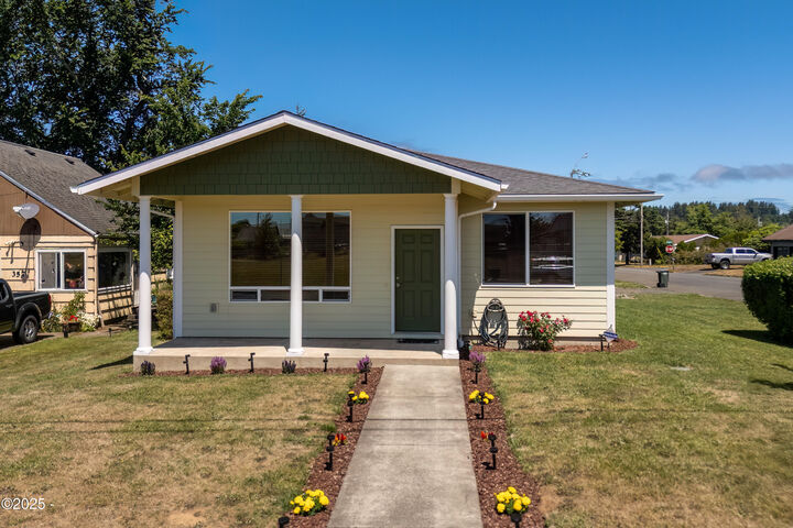 Property Photo:  363 NE 4th Street  OR 97365