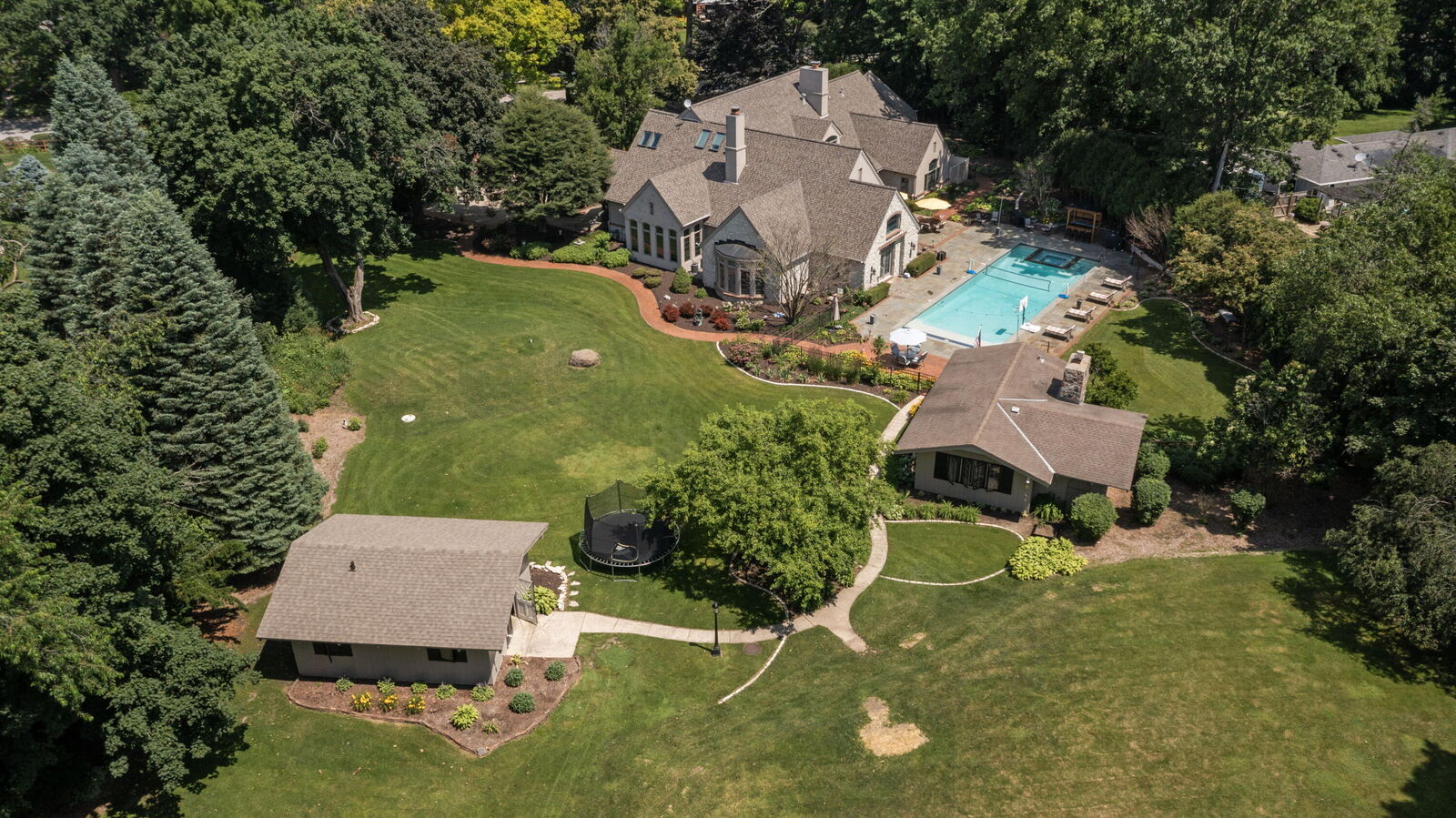 Property Photo: 9059 W Hawthorne Ln WI 53132