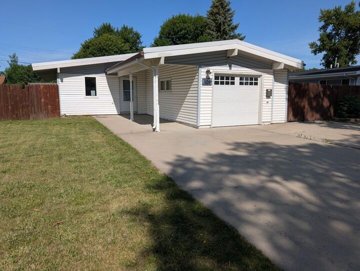 108 SW 24th Street  Minot ND 58701-3350 photo