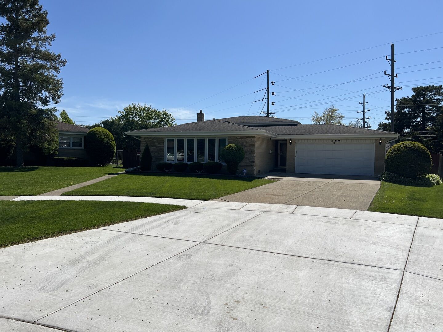 Property Photo: 189 Ambleside Road IL 60016