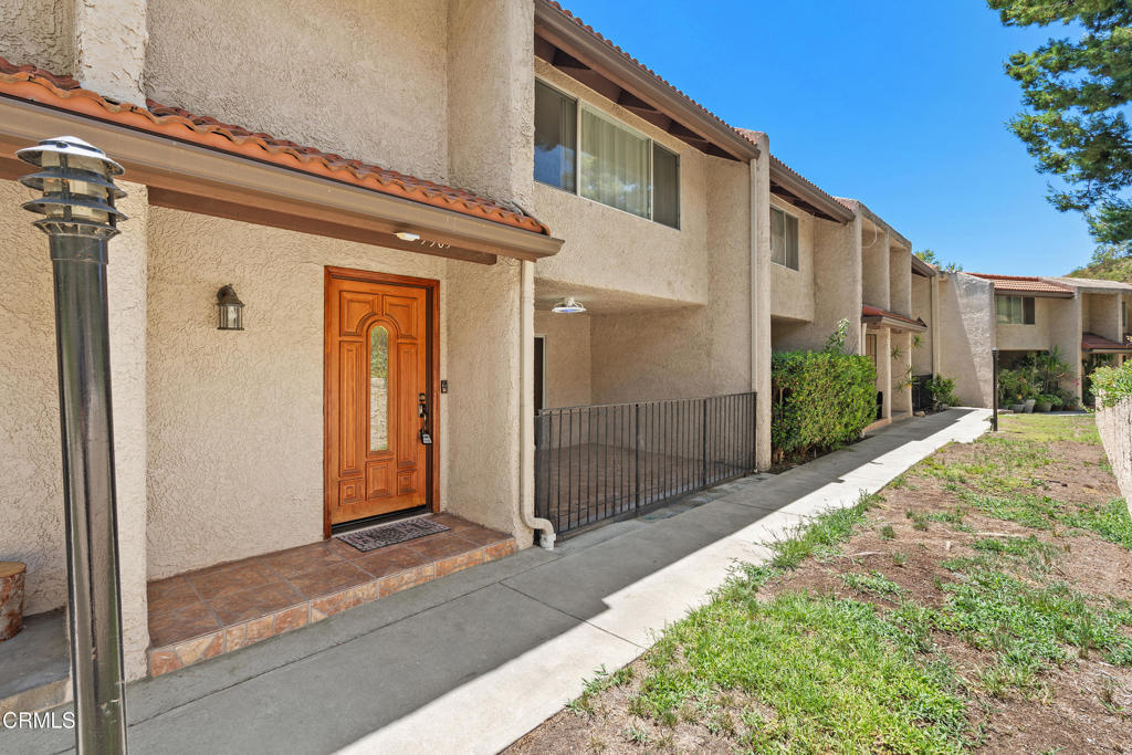 Property Photo: 9503 Via Venezia CA 91504