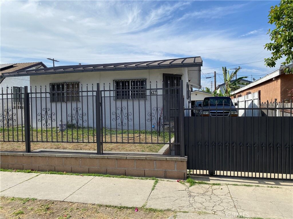 Property Photo: 427 W 92nd Street CA 90003