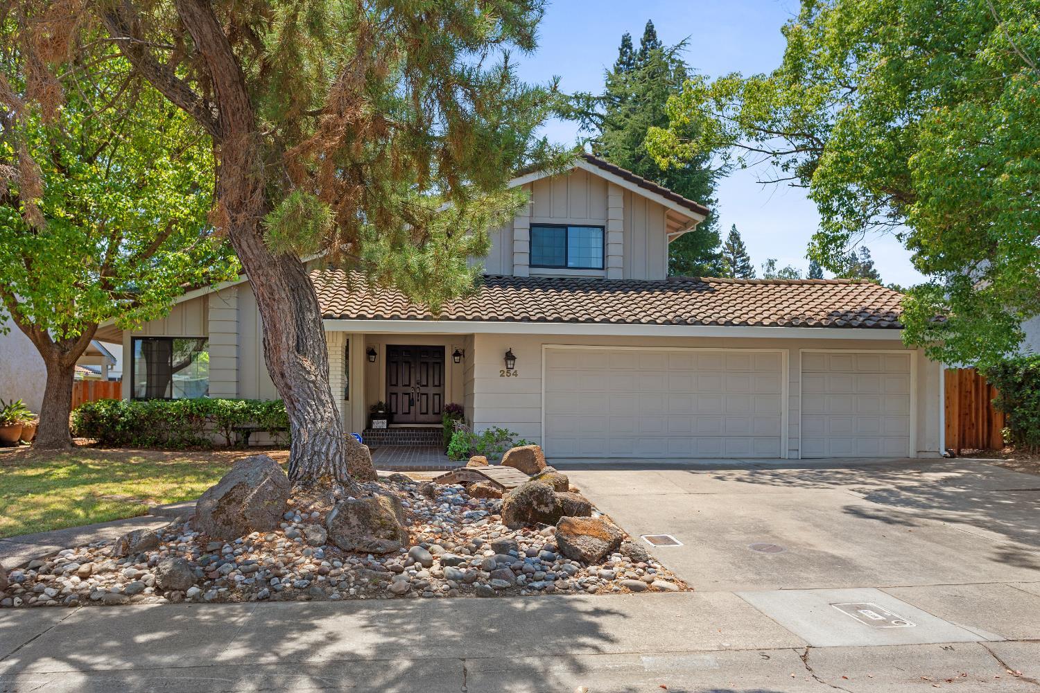 Property Photo: 254 Rivertree Way CA 95831