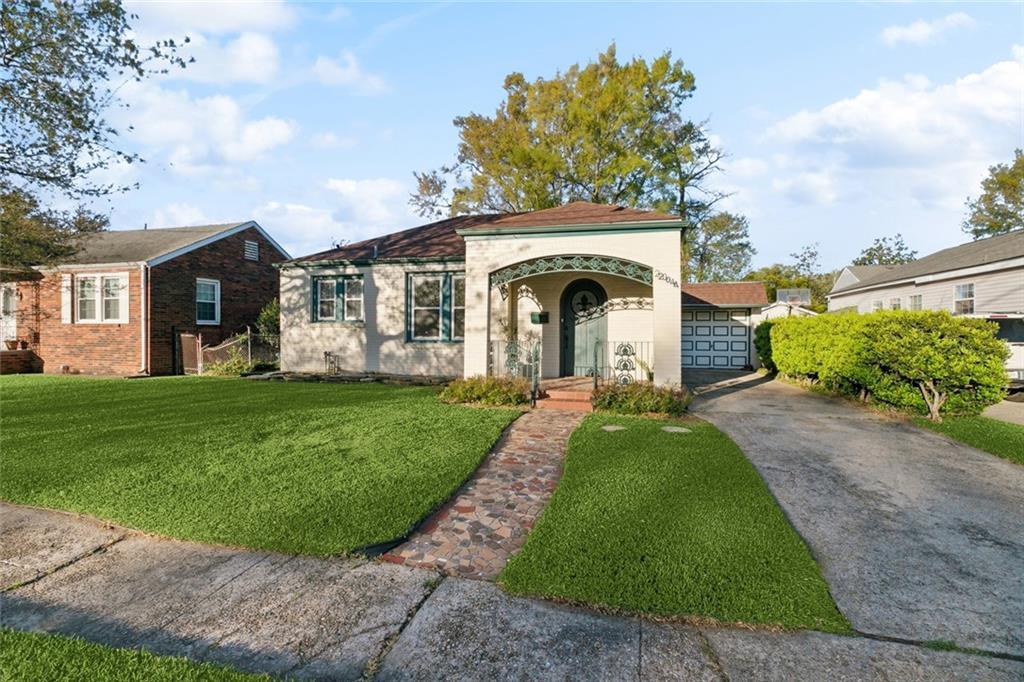 Property Photo:  204 Transcontinental Drive  LA 70001 