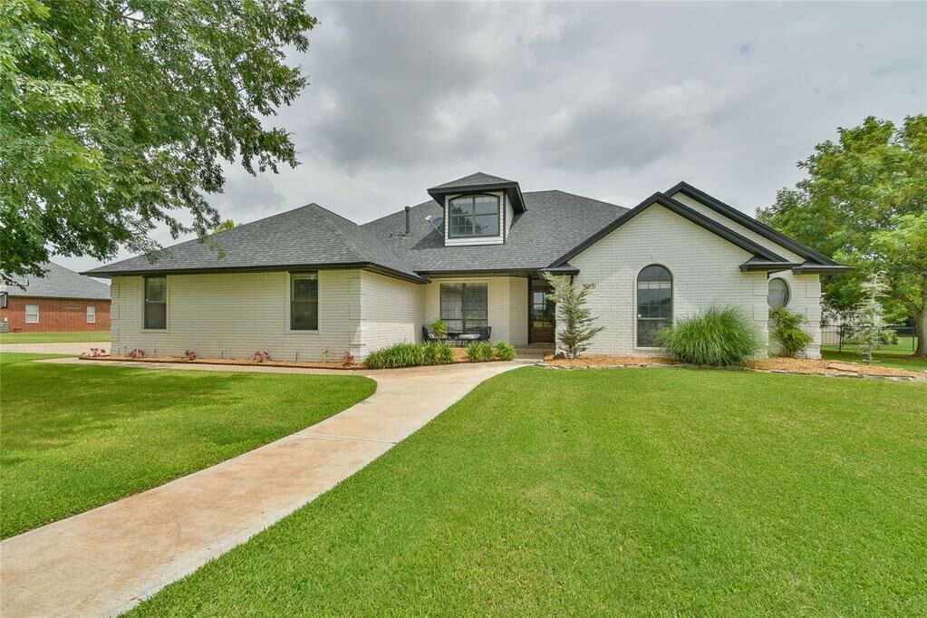 Property Photo: 3019 Winding Creek Lane OK 73078