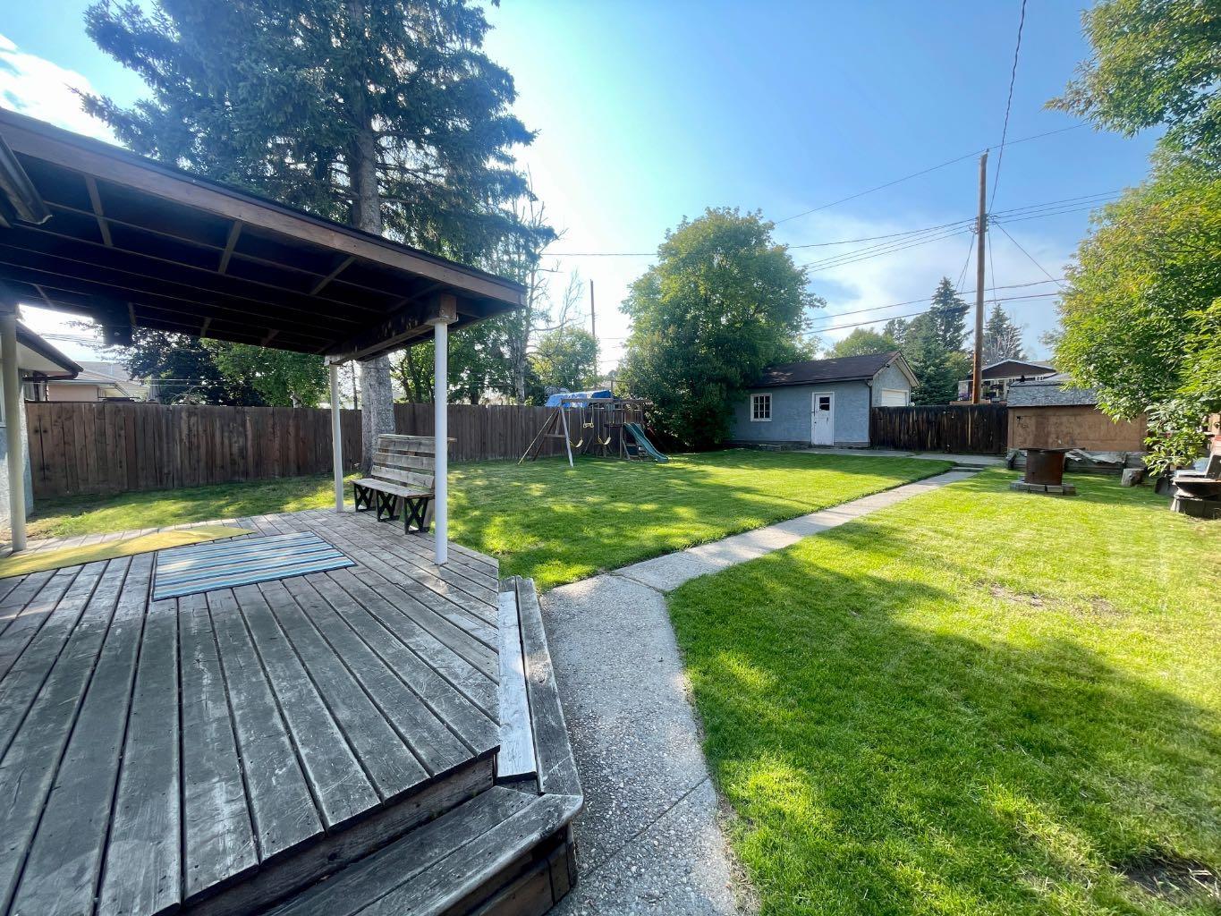 Property Photo: 4318 5 Avenue AB T7E 1B7