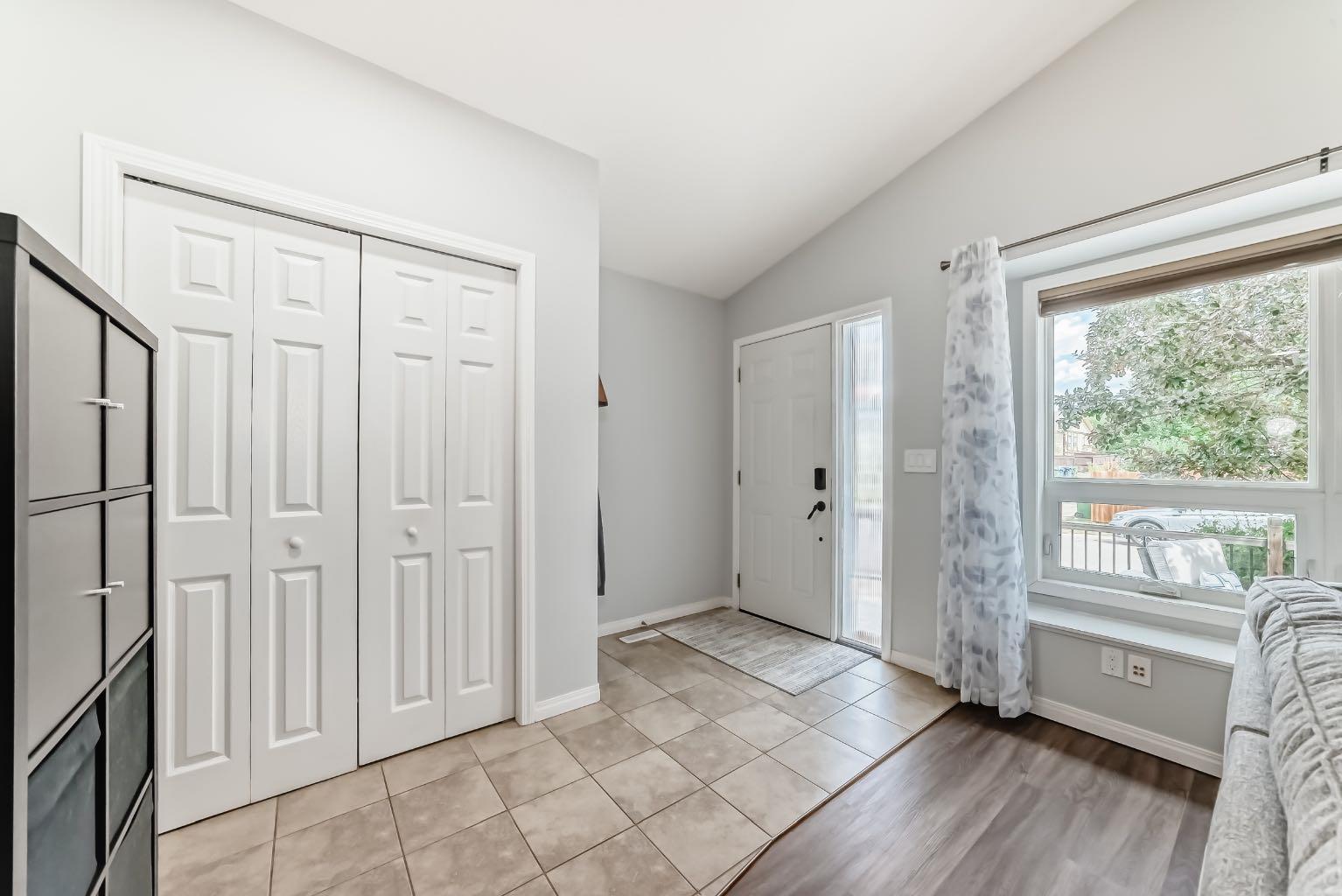 Property Photo:  207 Deerview Way SE  AB T2J 6B4 