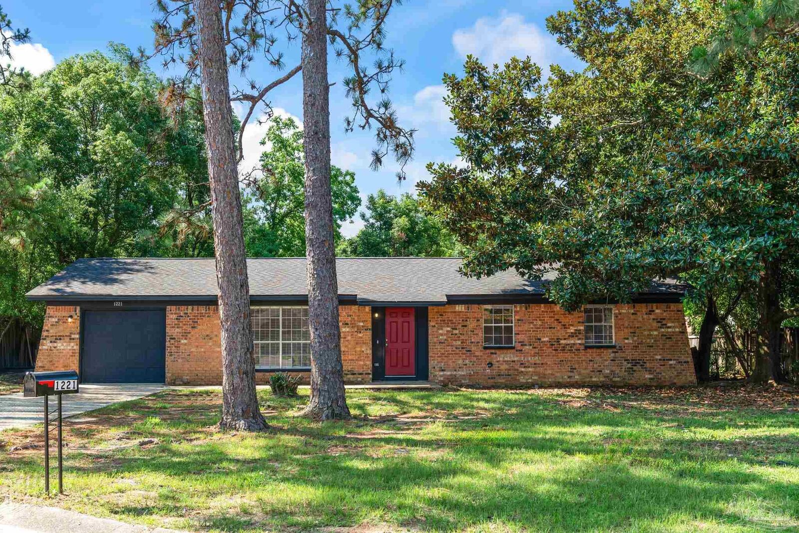 Property Photo: 1221 Albuquerque Cir FL 32505