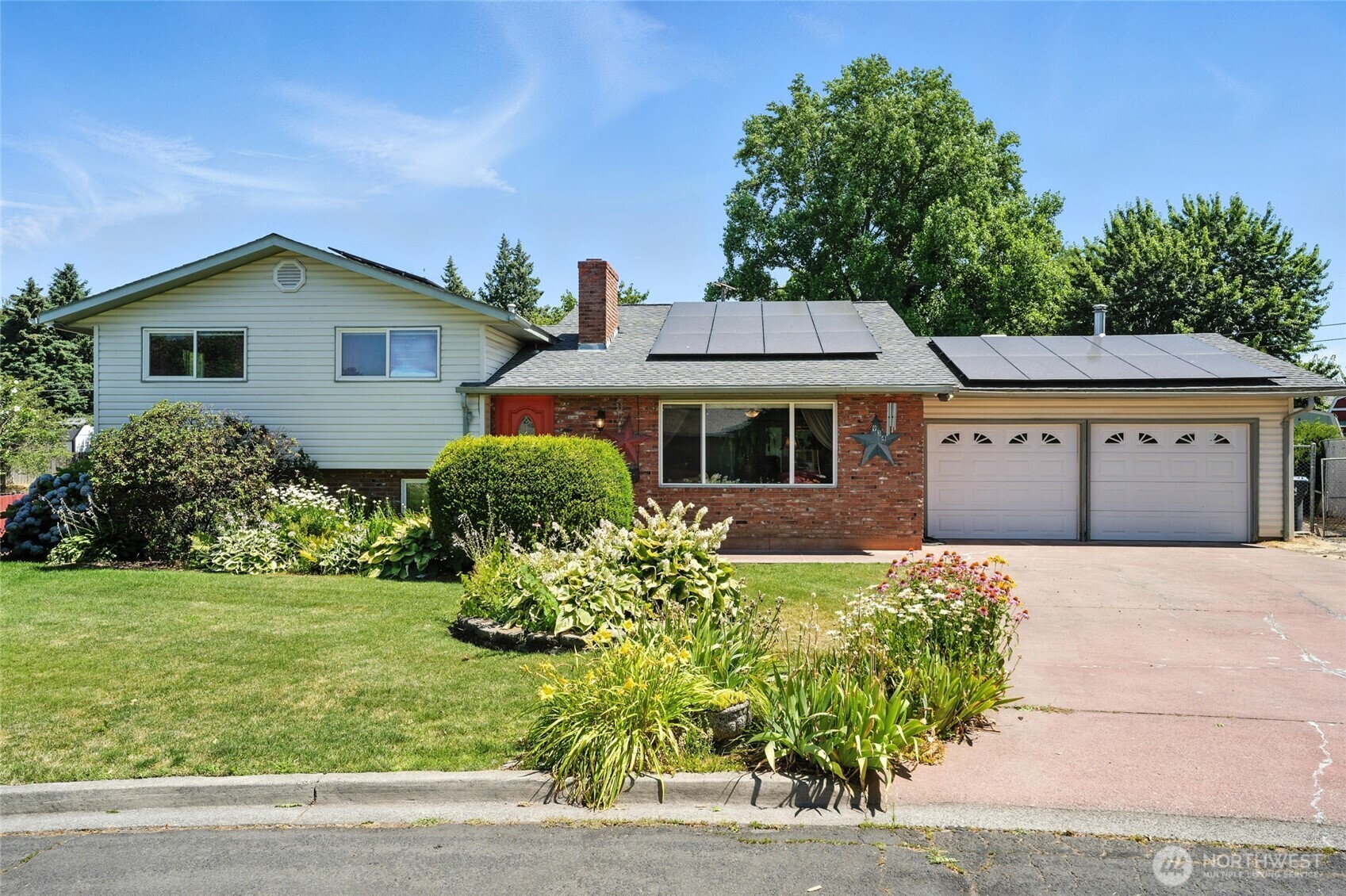 Property Photo: 934 Shasta Drive WA 99362