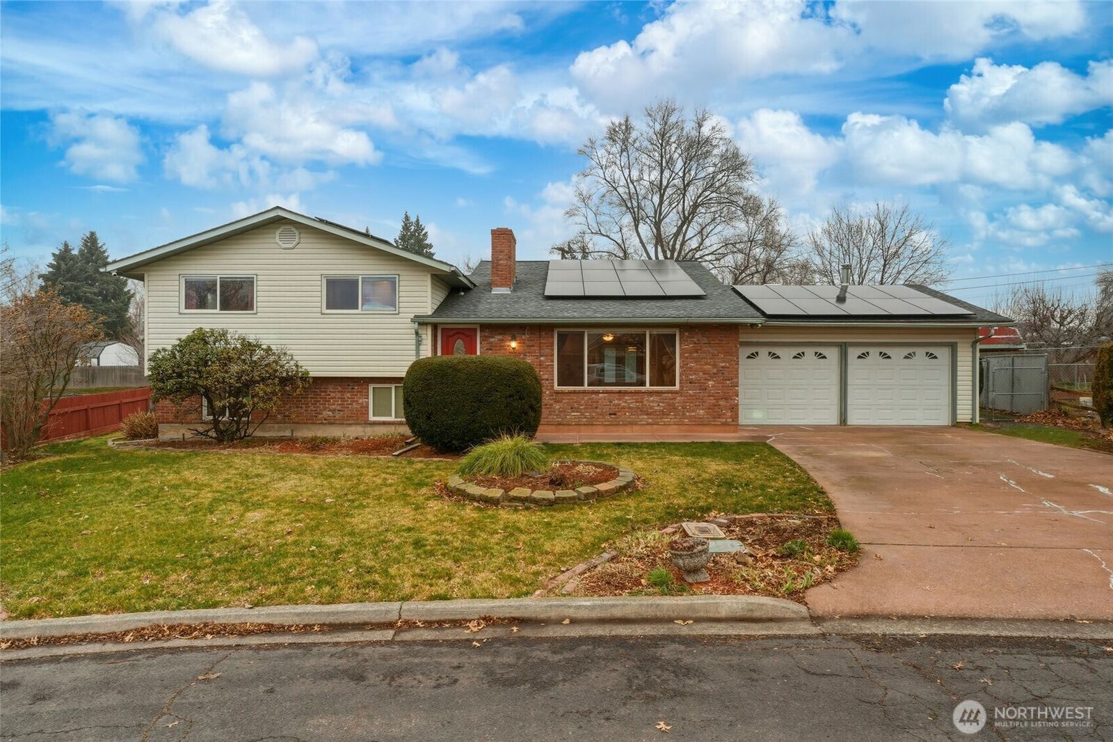 Property Photo:  934  Shasta Drive  WA 99362 