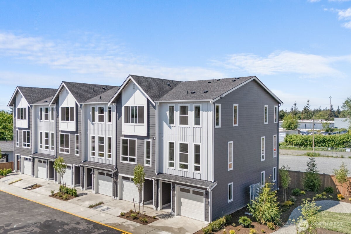 Property Photo: 15726 40th Avenue W B3 WA 98087