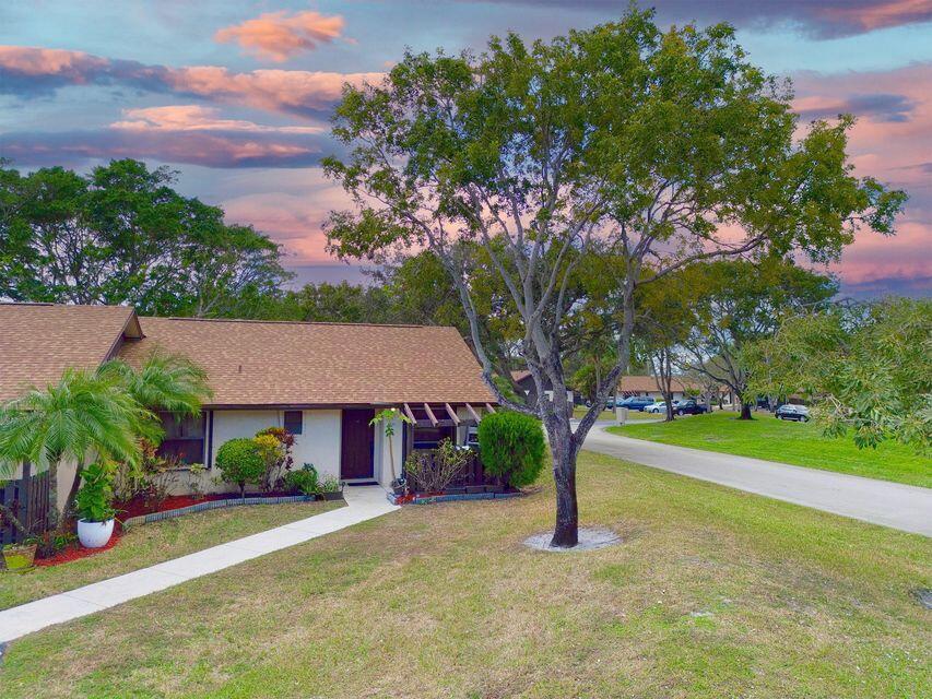 Property Photo: 88 Via De Casas N FL 33426