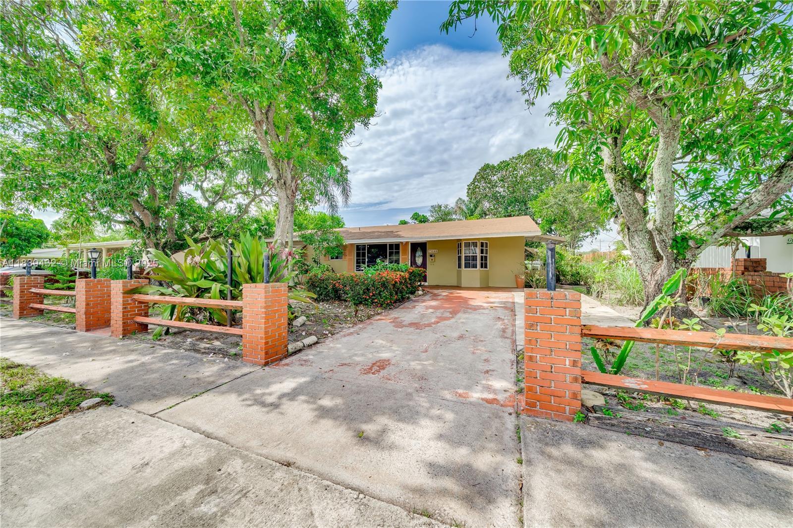 Property Photo: 7140 Fillmore St FL 33024