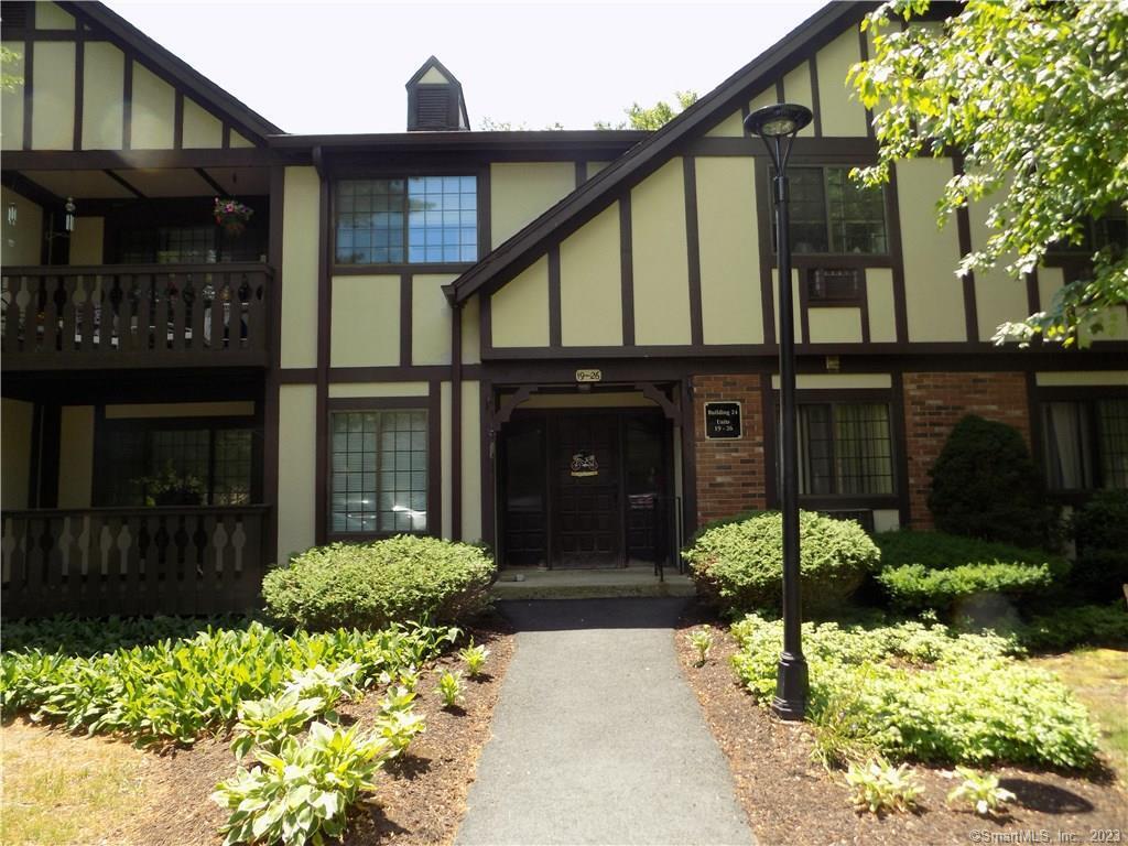 Property Photo: 25 Canterbury Court 25 CT 06804