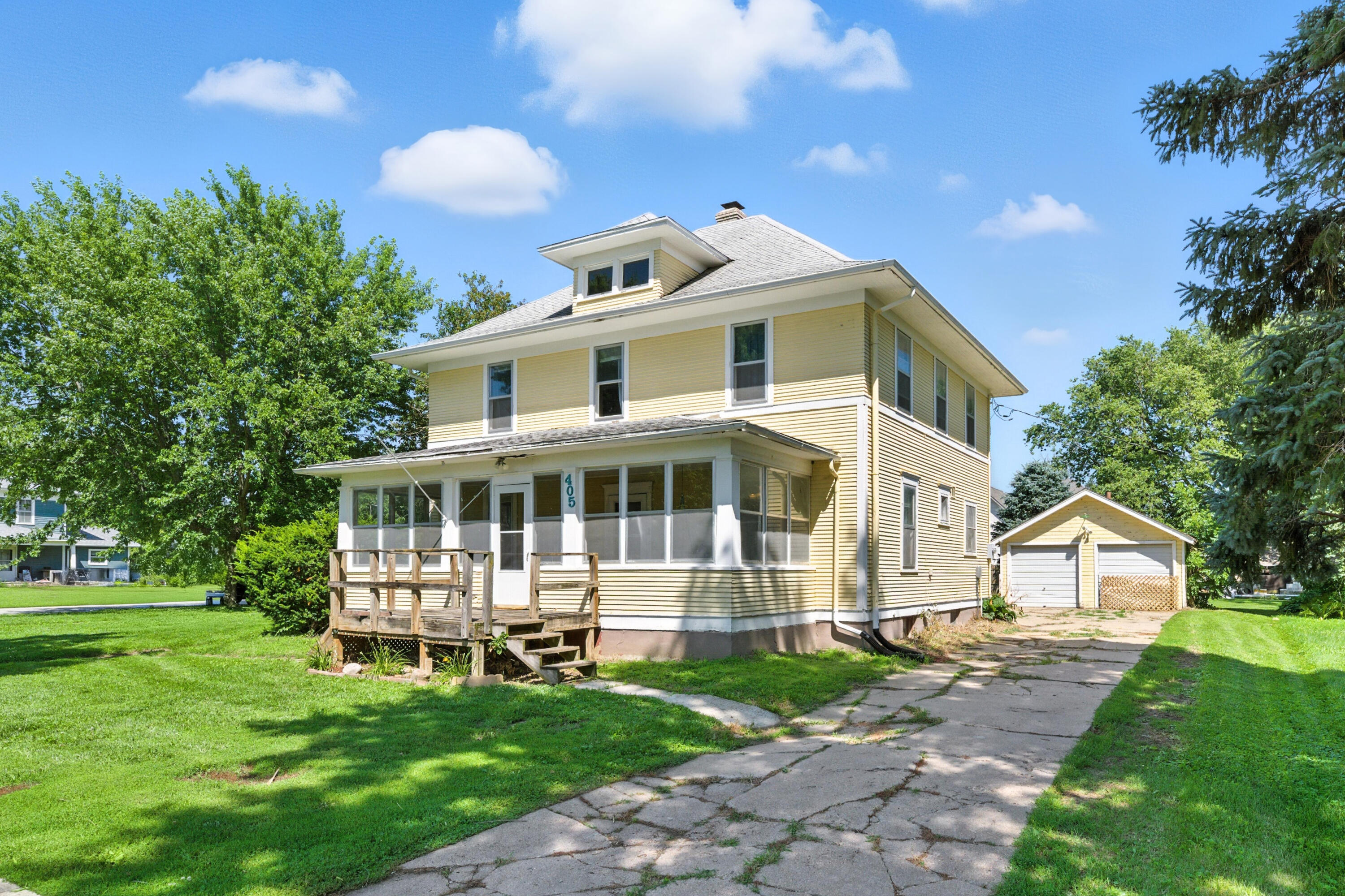 Property Photo: 405 Summit Street IA 51570