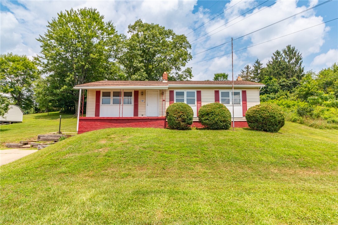 Property Photo: 109 New Orchard Dr PA 15084