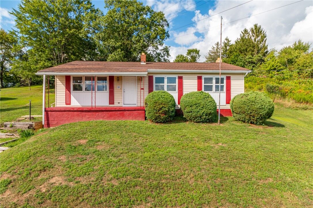 Property Photo: 109 New Orchard Dr PA 15084