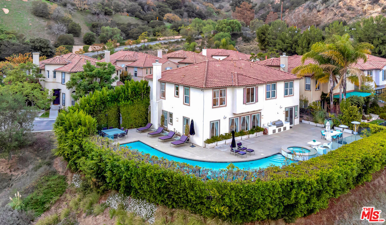 Property Photo:  2752 Stone View Ct  CA 90068 