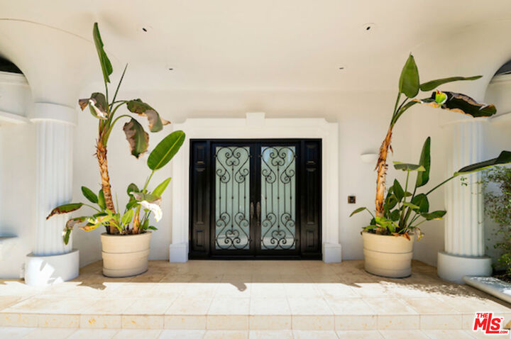 Property Photo:  716 N Beverly Dr  CA 90210 