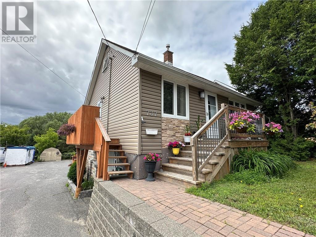 Property Photo:  737 Charlotte Street  ON P3E 4C1 