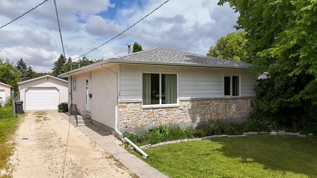 Property Photo: 129 Hindley Avenue MB R2M 1P6