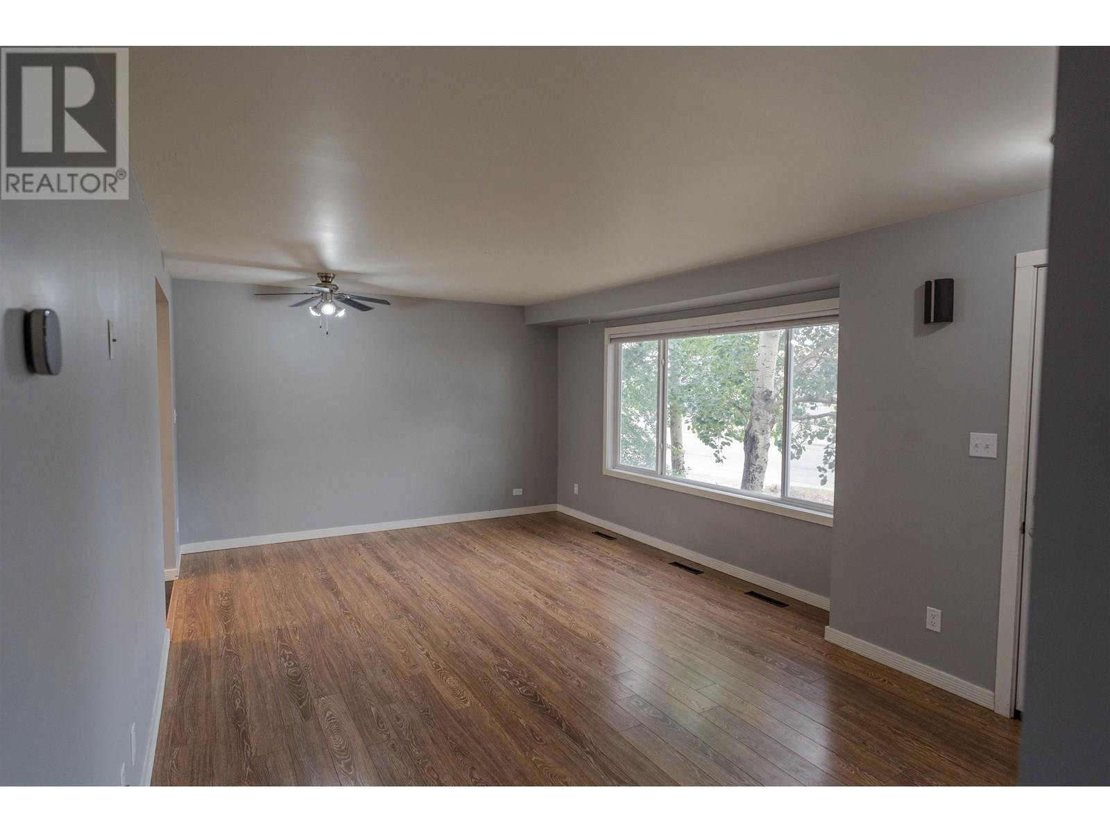 Photo de la propriété:  9812 102 Avenue  BC V1J 2E1 