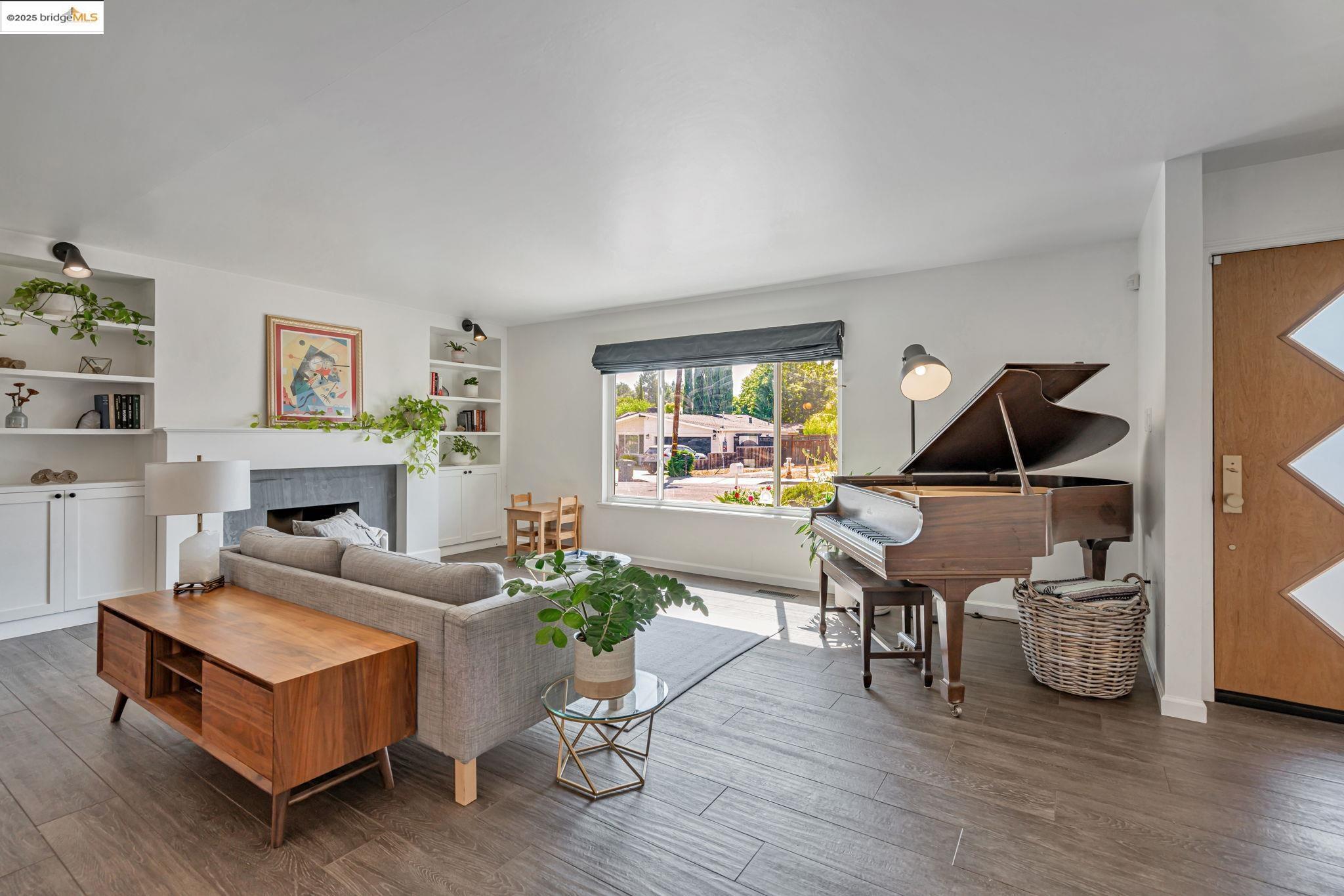 Property Photo: 1376 Rosal Ln CA 94521