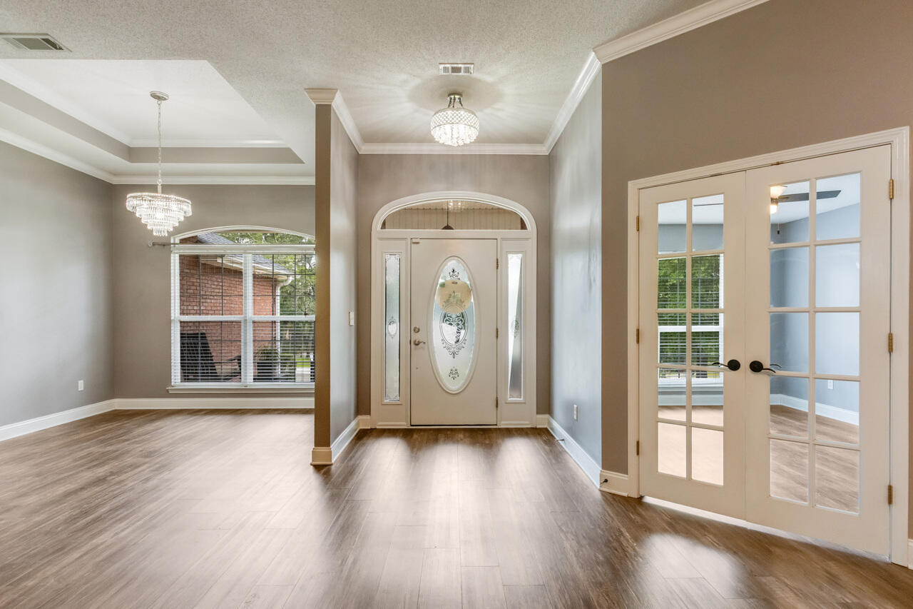 Property Photo: 215 Seneca Trail FL 32536