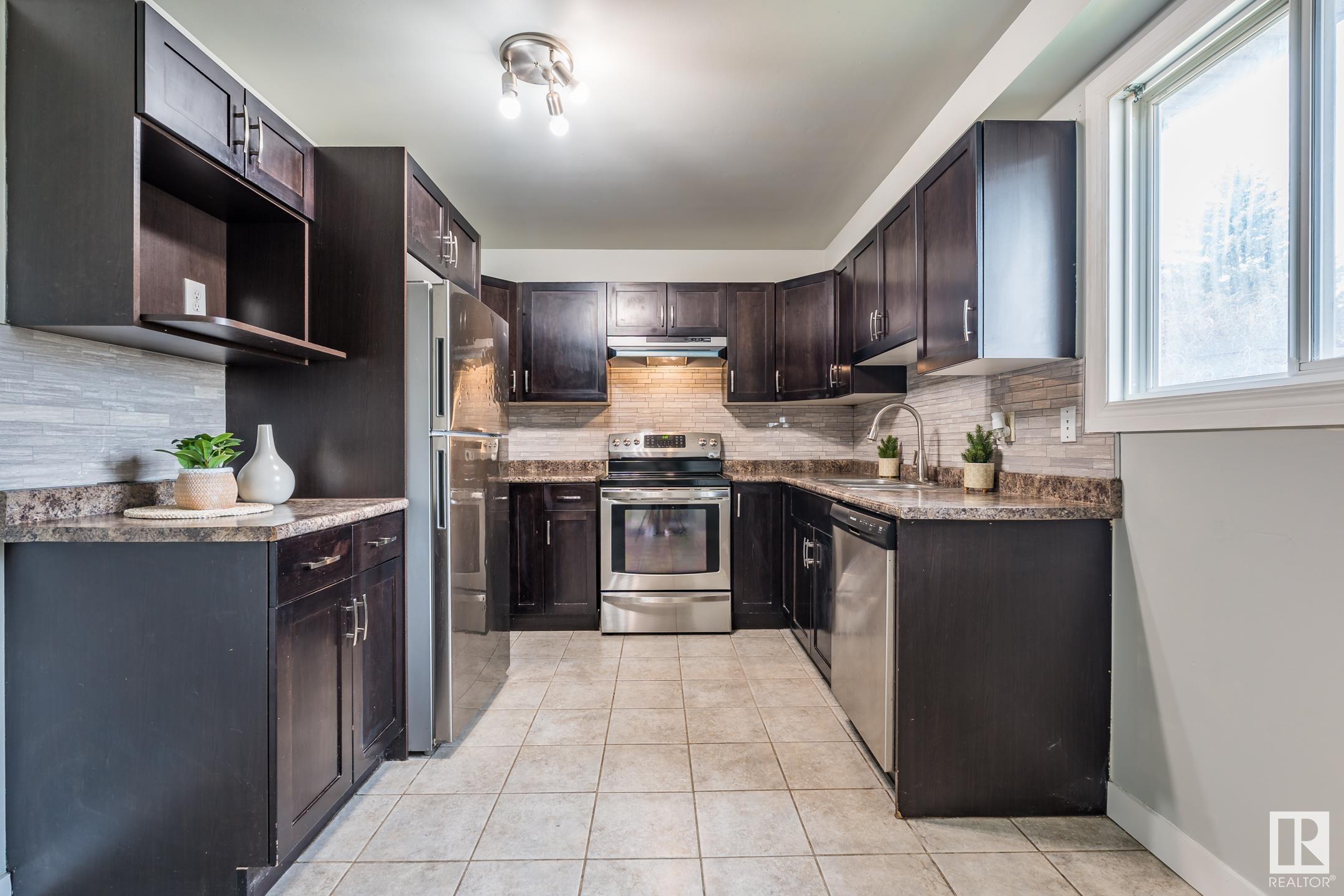 1691 Lakewood Road NW  Edmonton AB T6K 3B9 photo