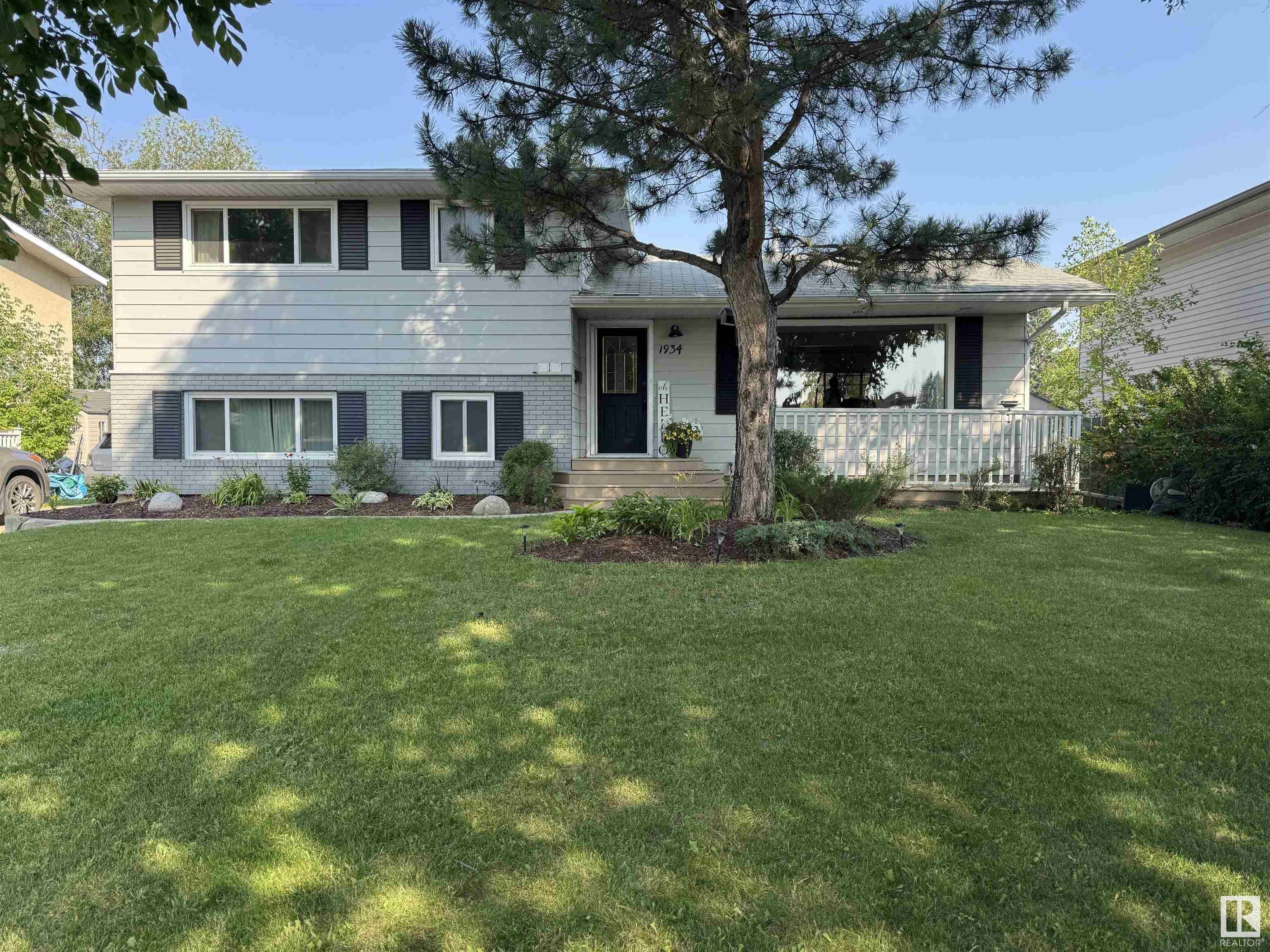 Property Photo:  1934 Glenmore Avenue  AB T8A 0X5 
