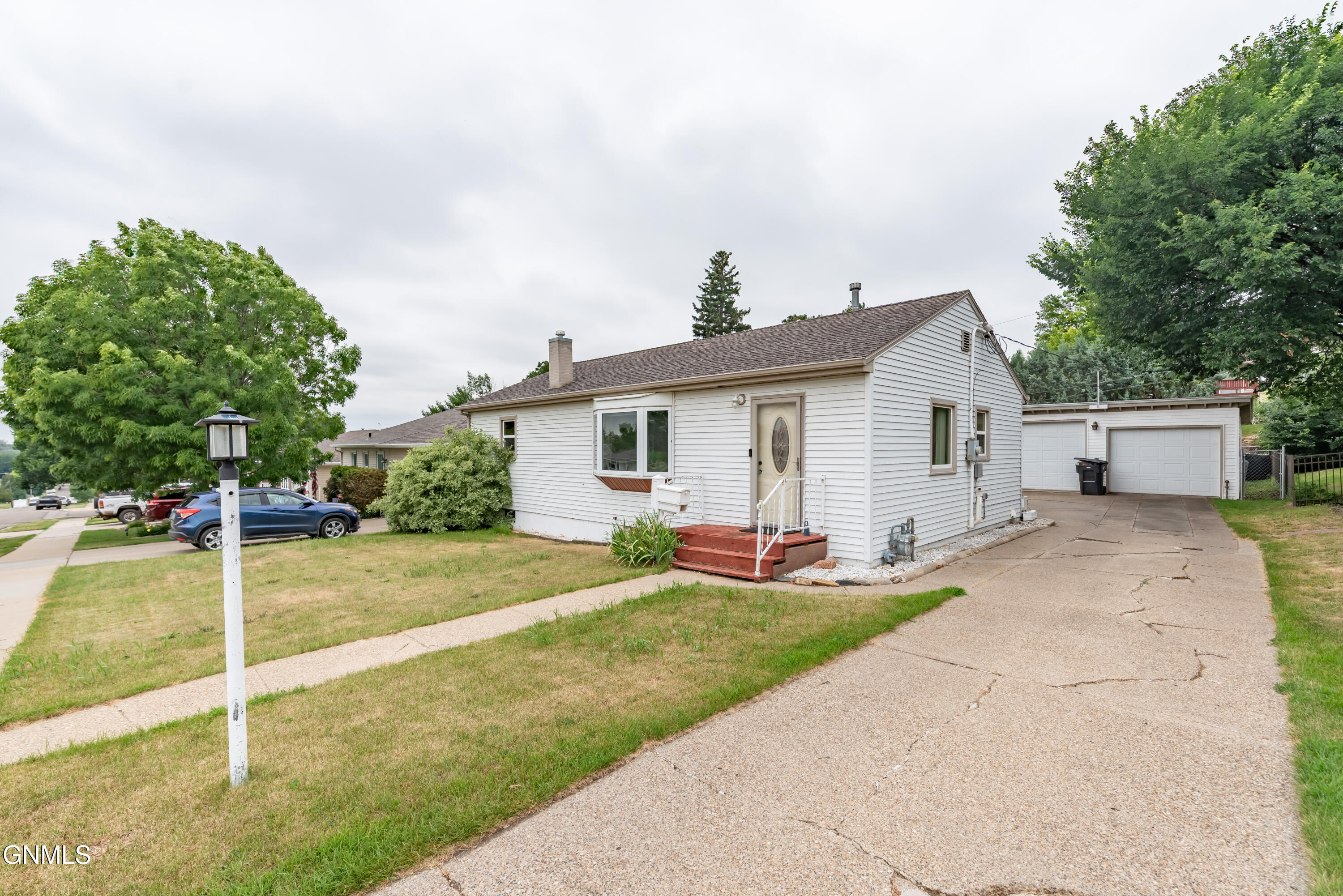 2128 E Avenue E  Bismarck ND 58501 photo