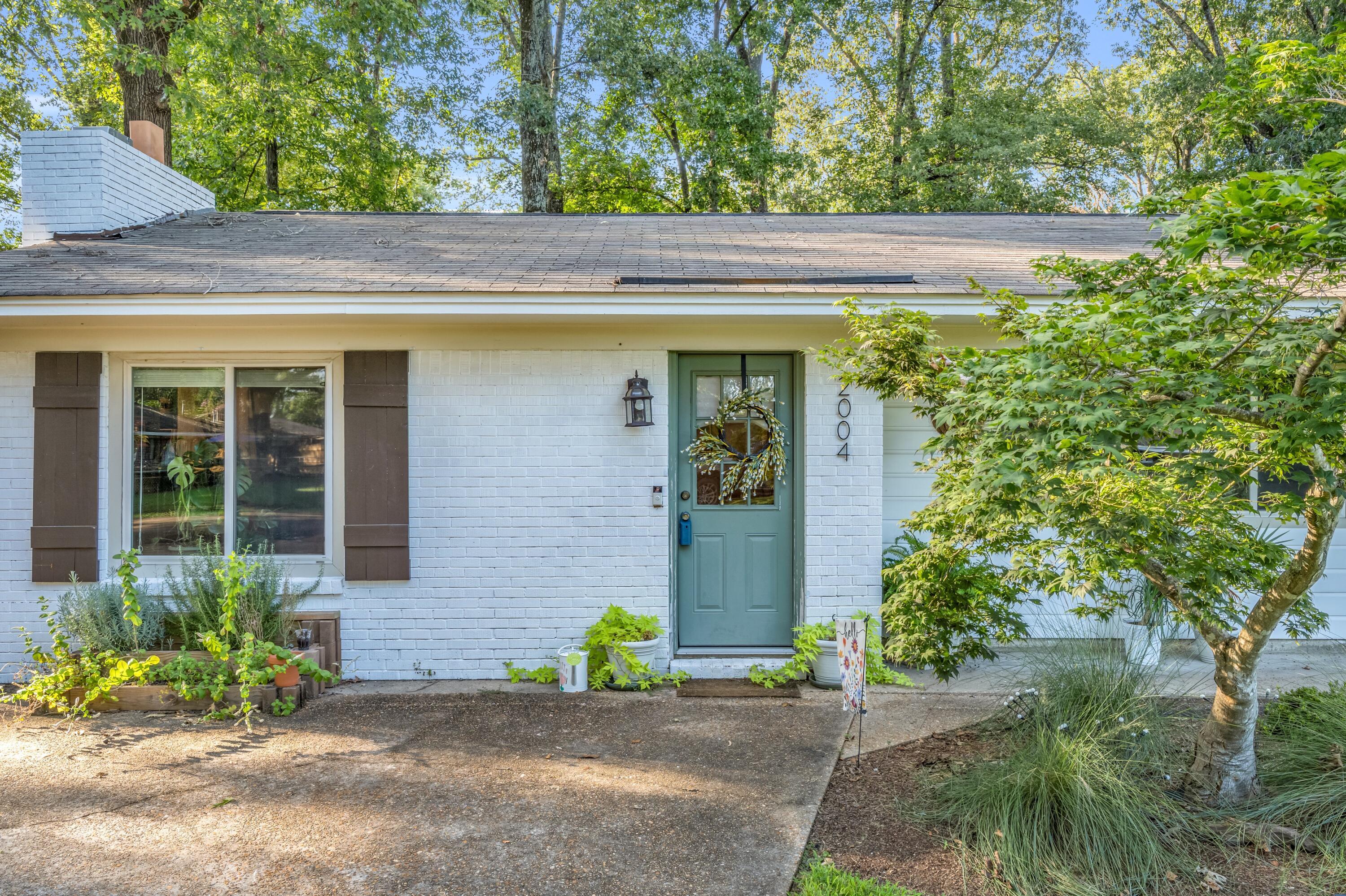 Property Photo: 2004 Locust Ln MS 39759