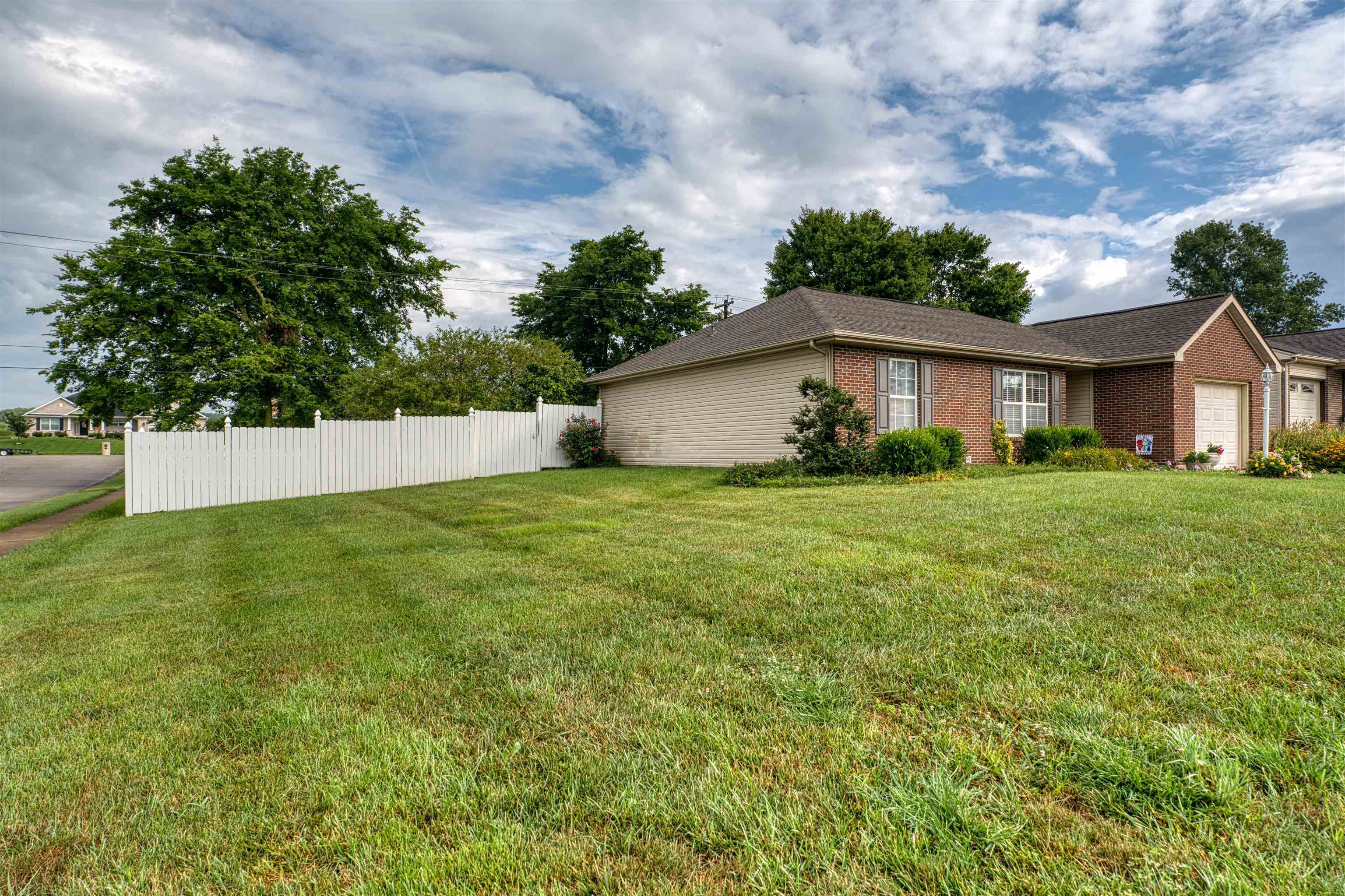 Property Photo: 1100 Oakcrest Court KY 42420