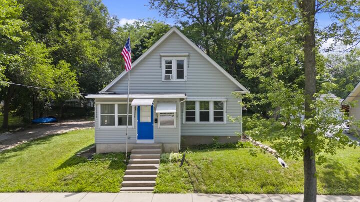 81 S Blain St  Oconomowoc WI 53066 photo