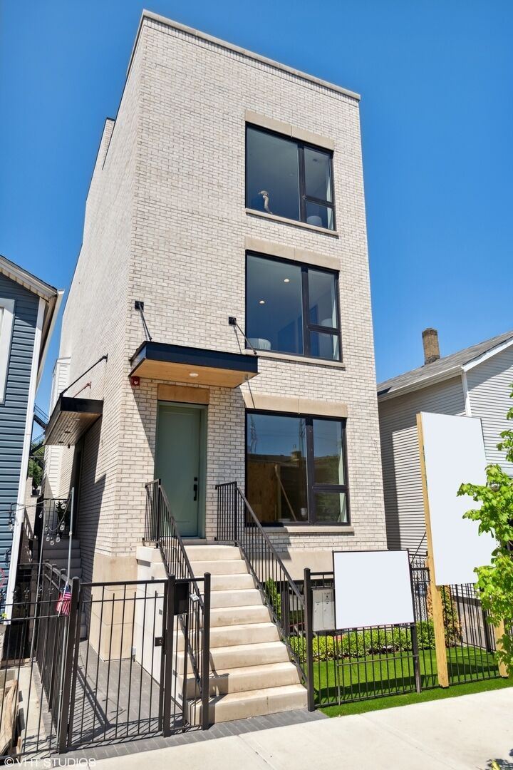 Property Photo: 450 N Racine Avenue 2 IL 60642