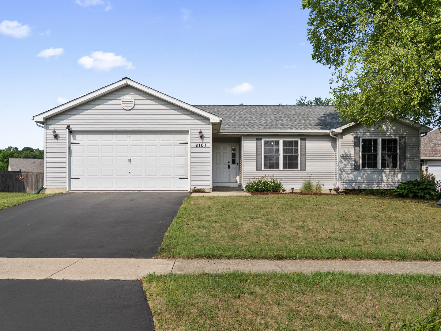 Property Photo:  2101 Kingsmill Street  IL 60560 
