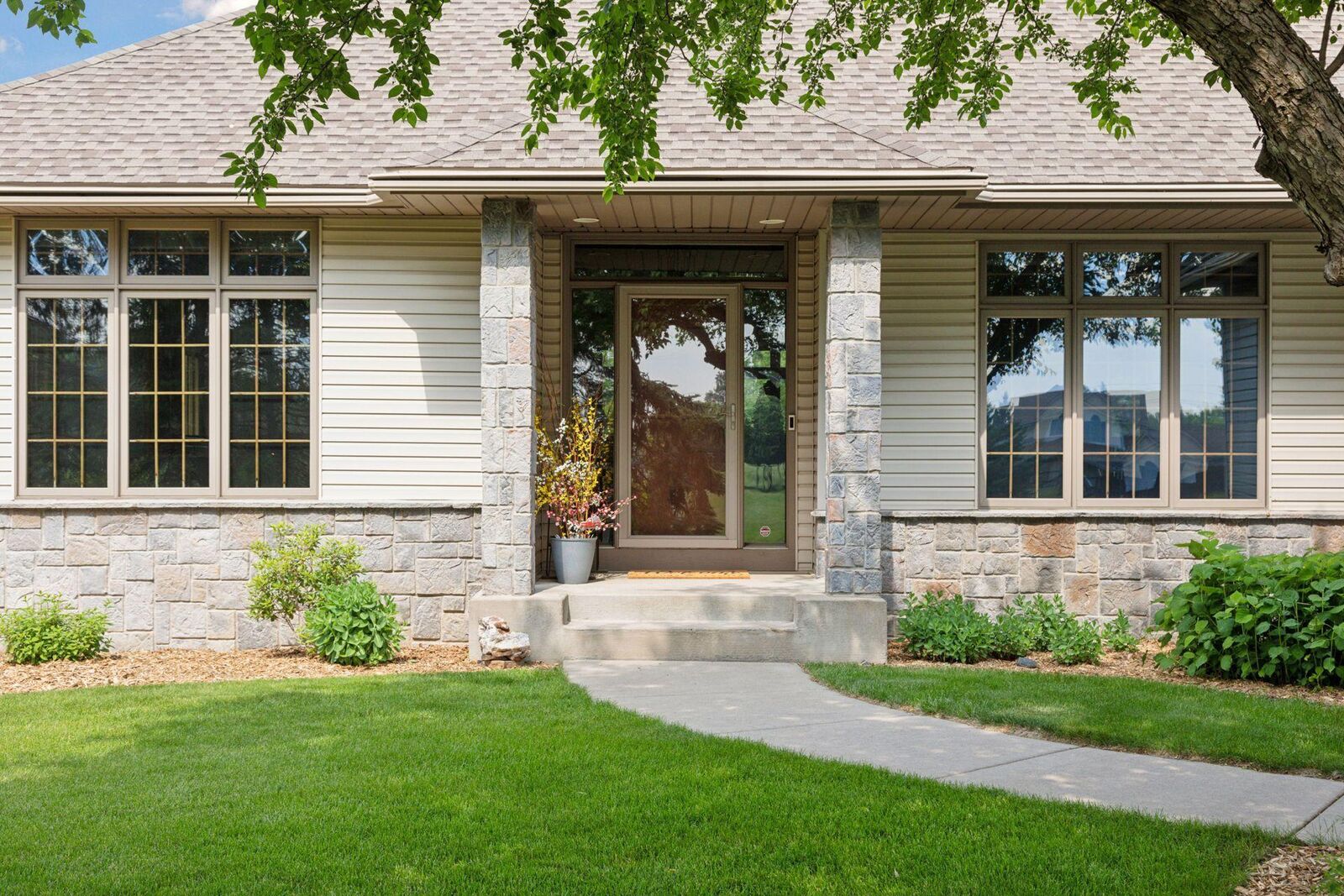 Property Photo:  2618 Imperial Avenue N  MN 55042 