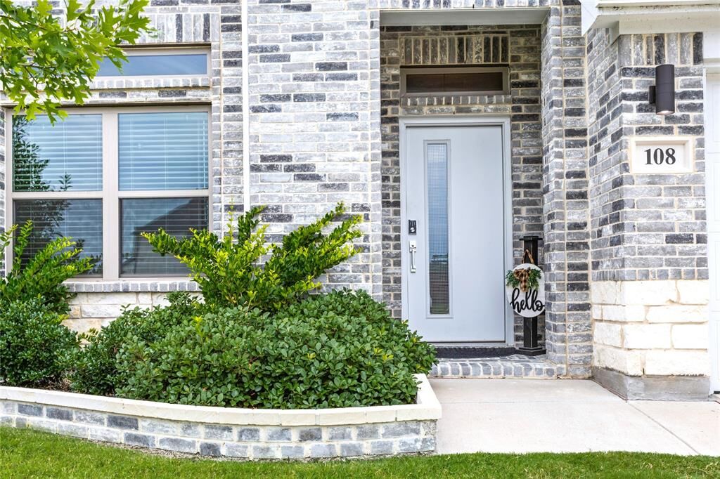 Property Photo: 108 Tioga Circle TX 75165