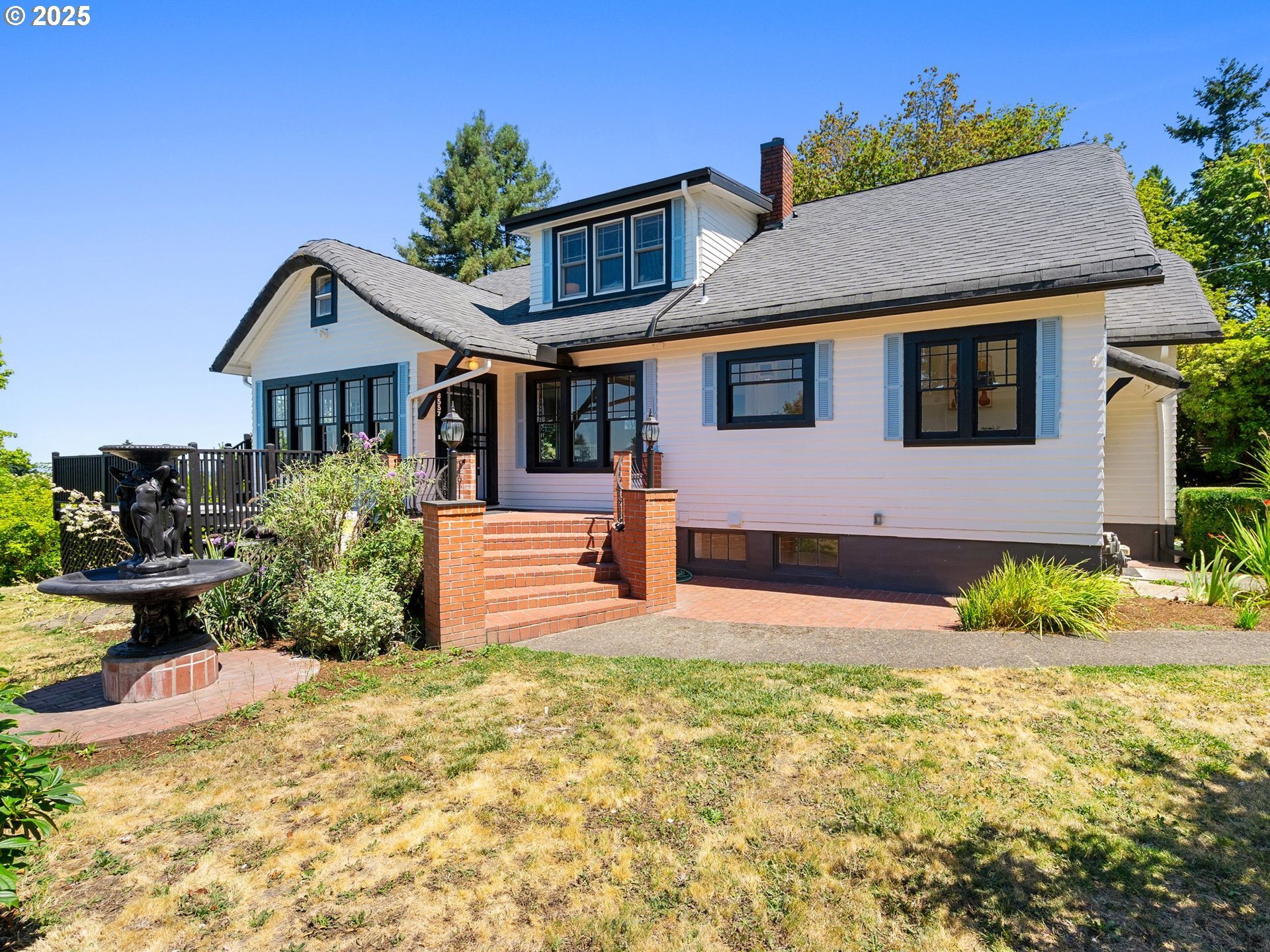 Property Photo: 6557 SE Thorburn St OR 97215