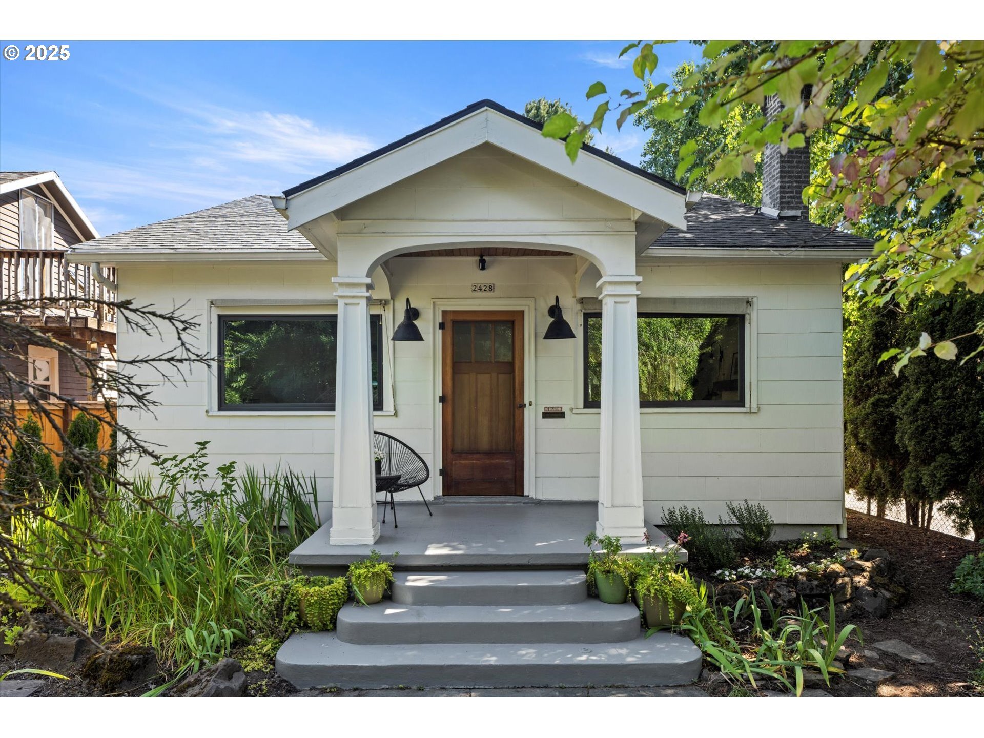 Property Photo: 2428 SE Ladd Ave OR 97214