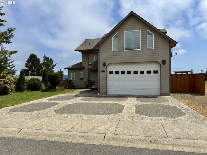Property Photo: 2125 Pine St OR 97459