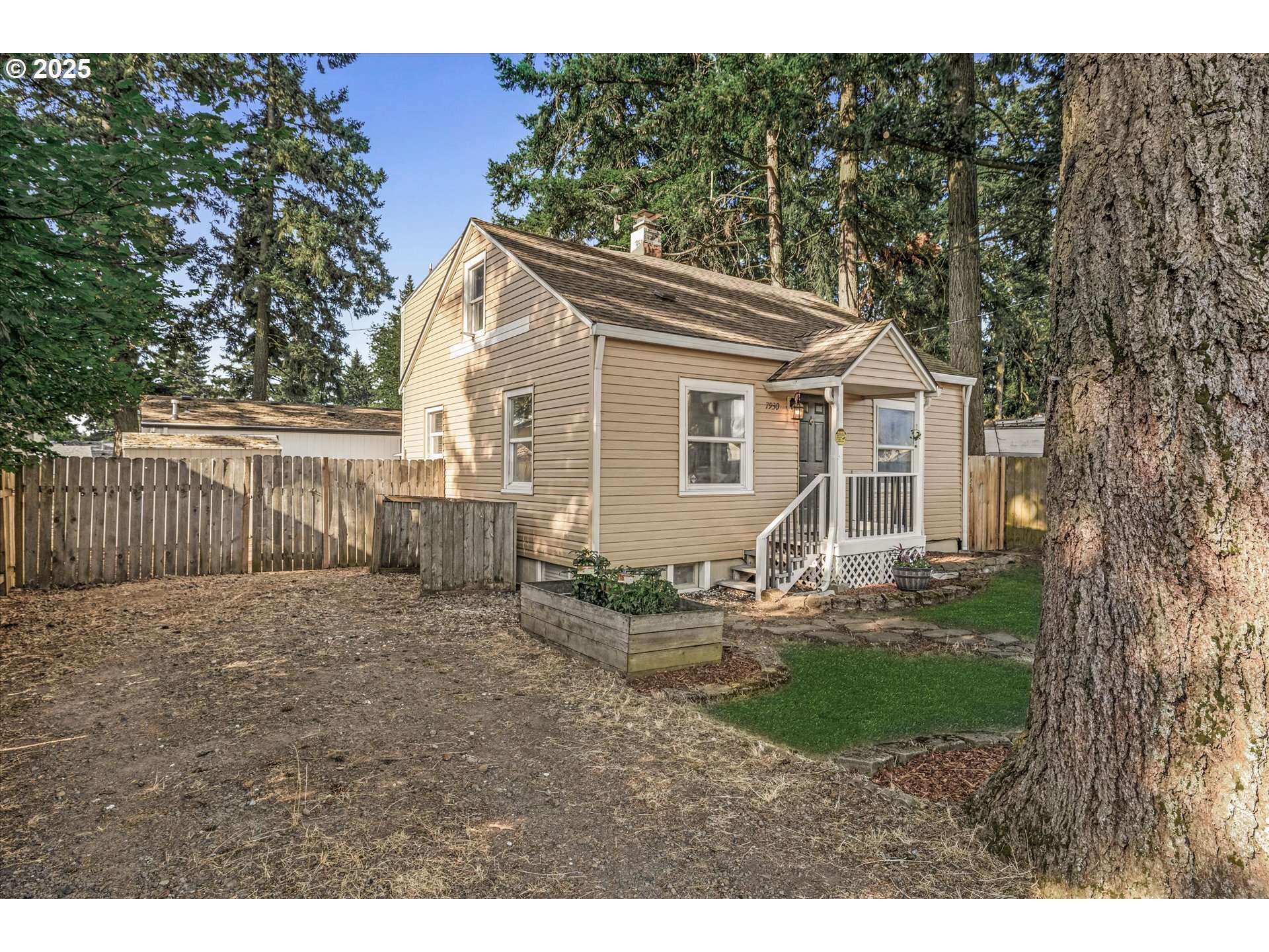 Property Photo: 7930 SE Overland St OR 97222