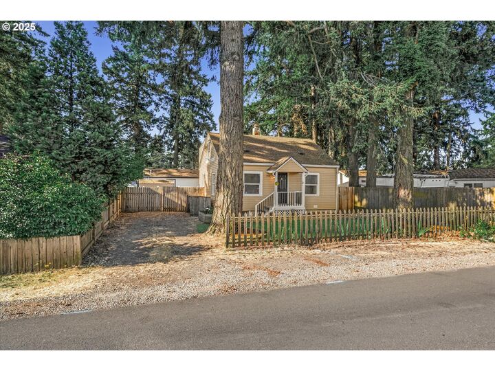 Property Photo: 7930 SE Overland St OR 97222